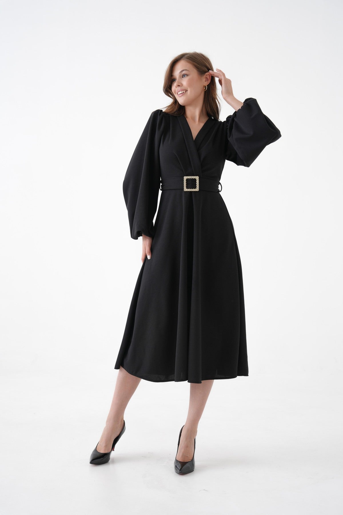 Midi-Kleid mit Wickelausschnitt und Gürteldetail