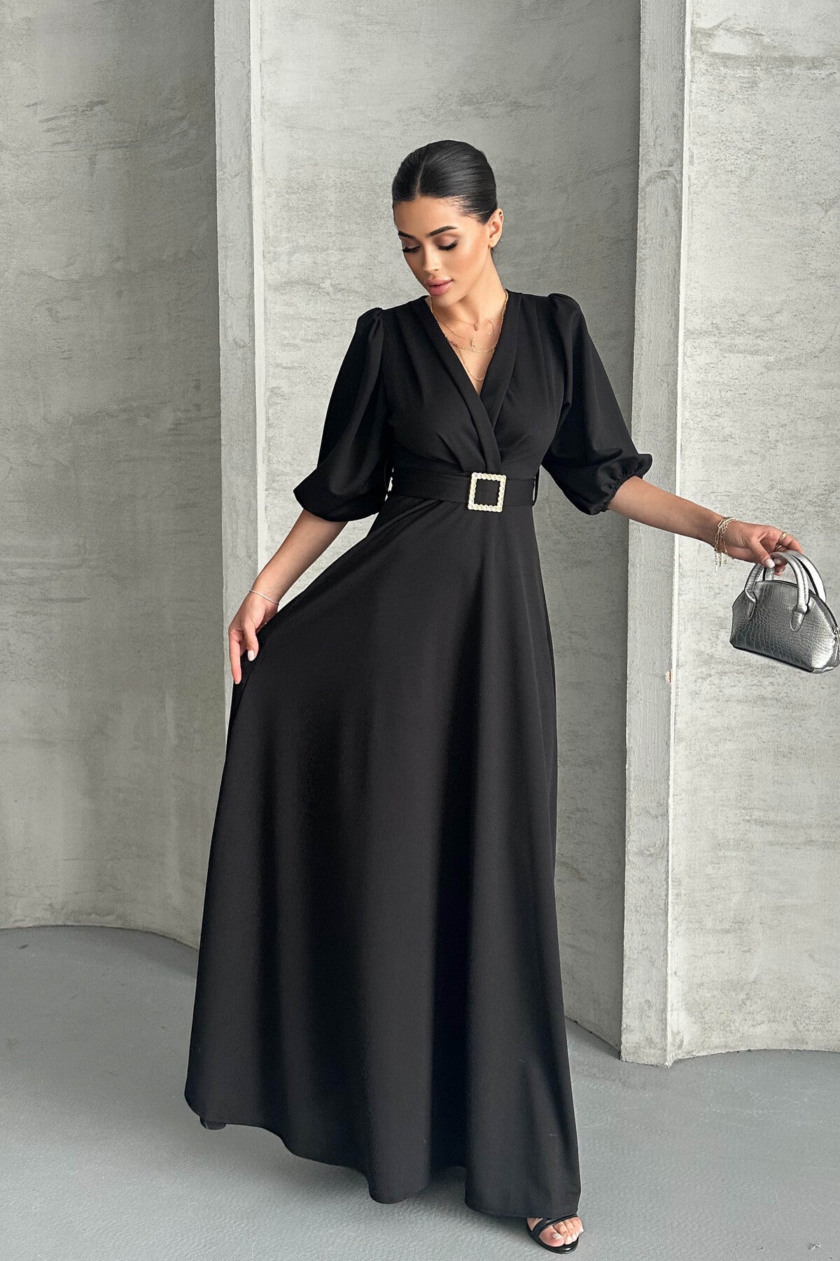 Maxikleid mit V-Ausschnitt und Gürteldetails