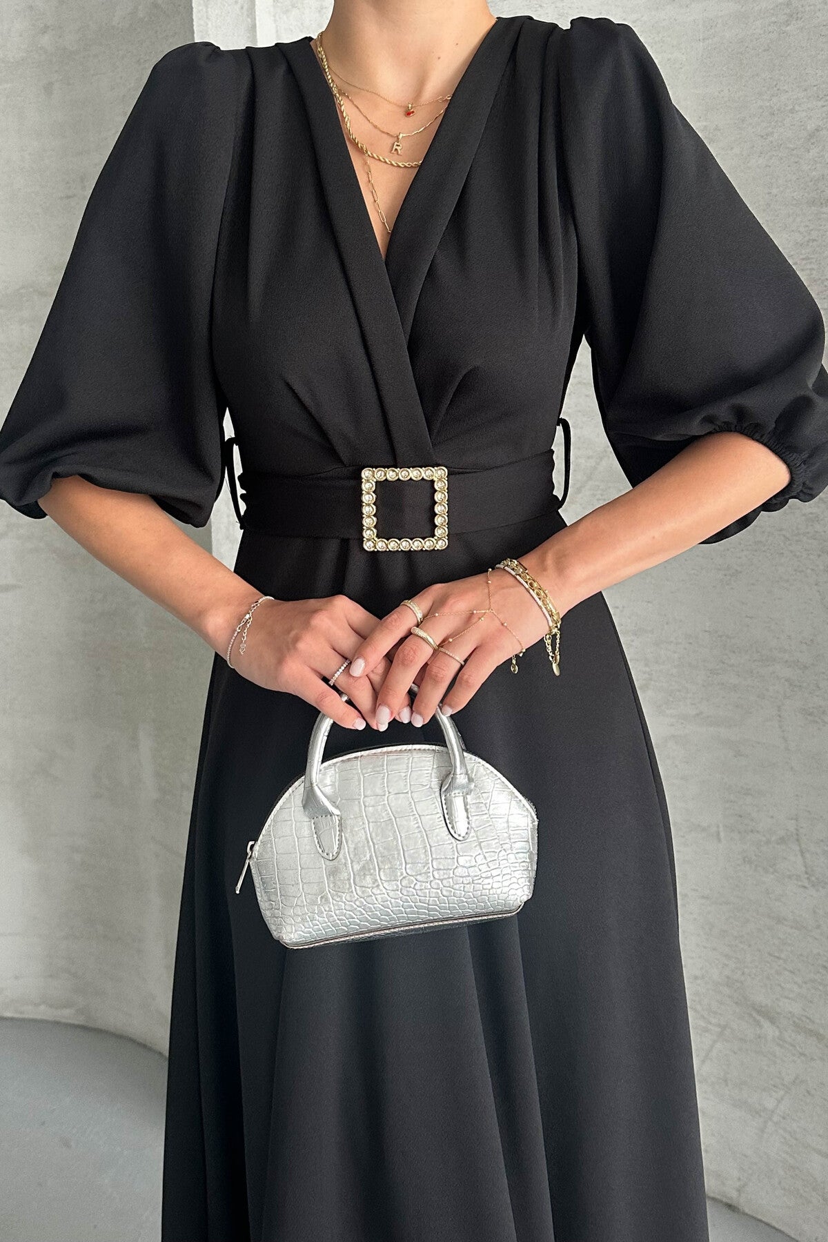 Maxikleid mit V-Ausschnitt und Gürteldetails