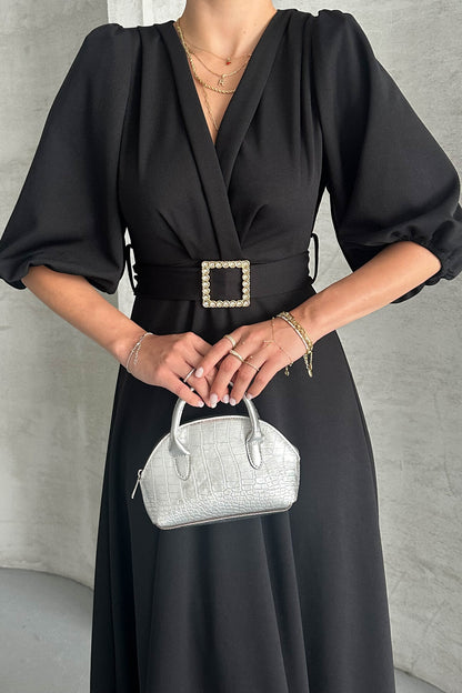 Maxikleid mit V-Ausschnitt und Gürteldetails