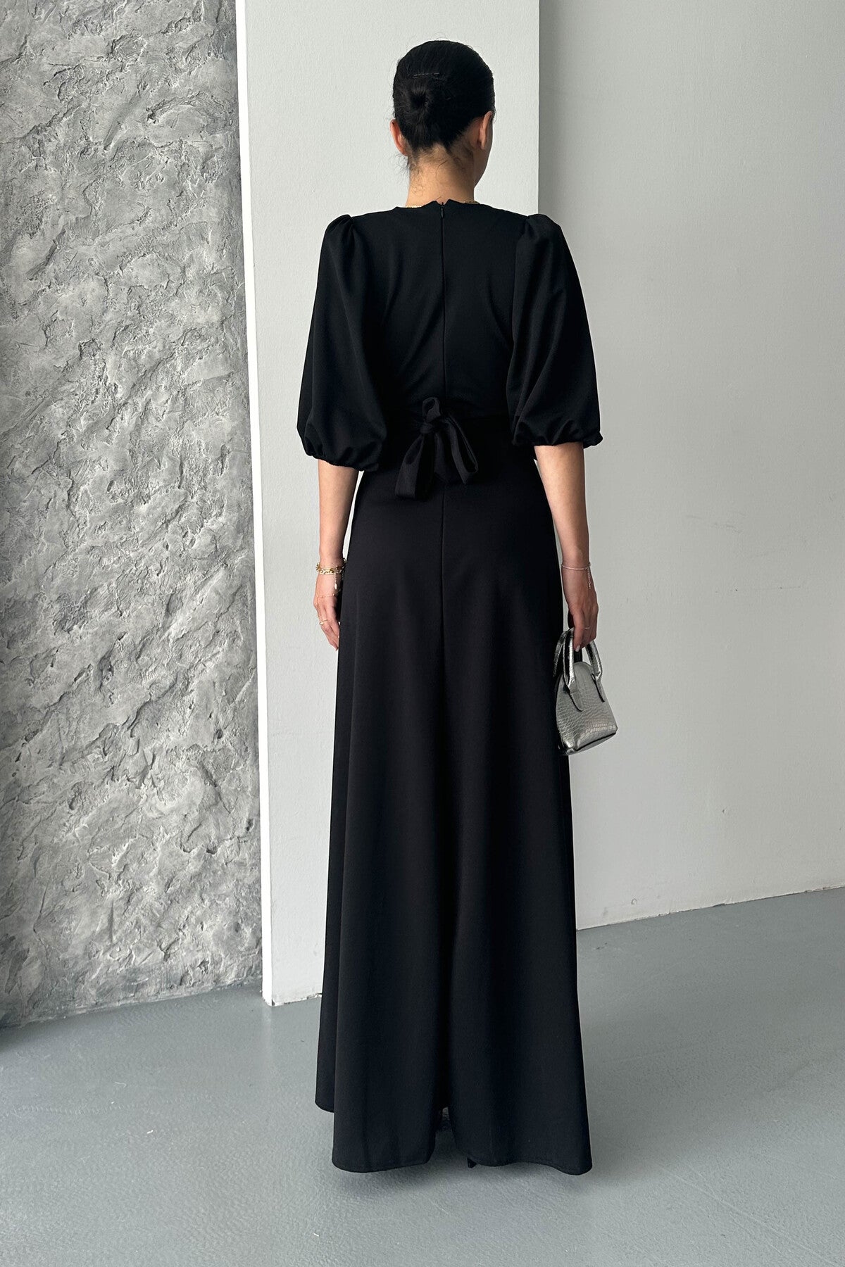 Maxikleid mit V-Ausschnitt und Gürteldetails