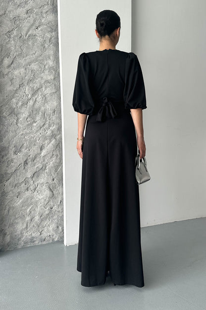 Maxikleid mit V-Ausschnitt und Gürteldetails