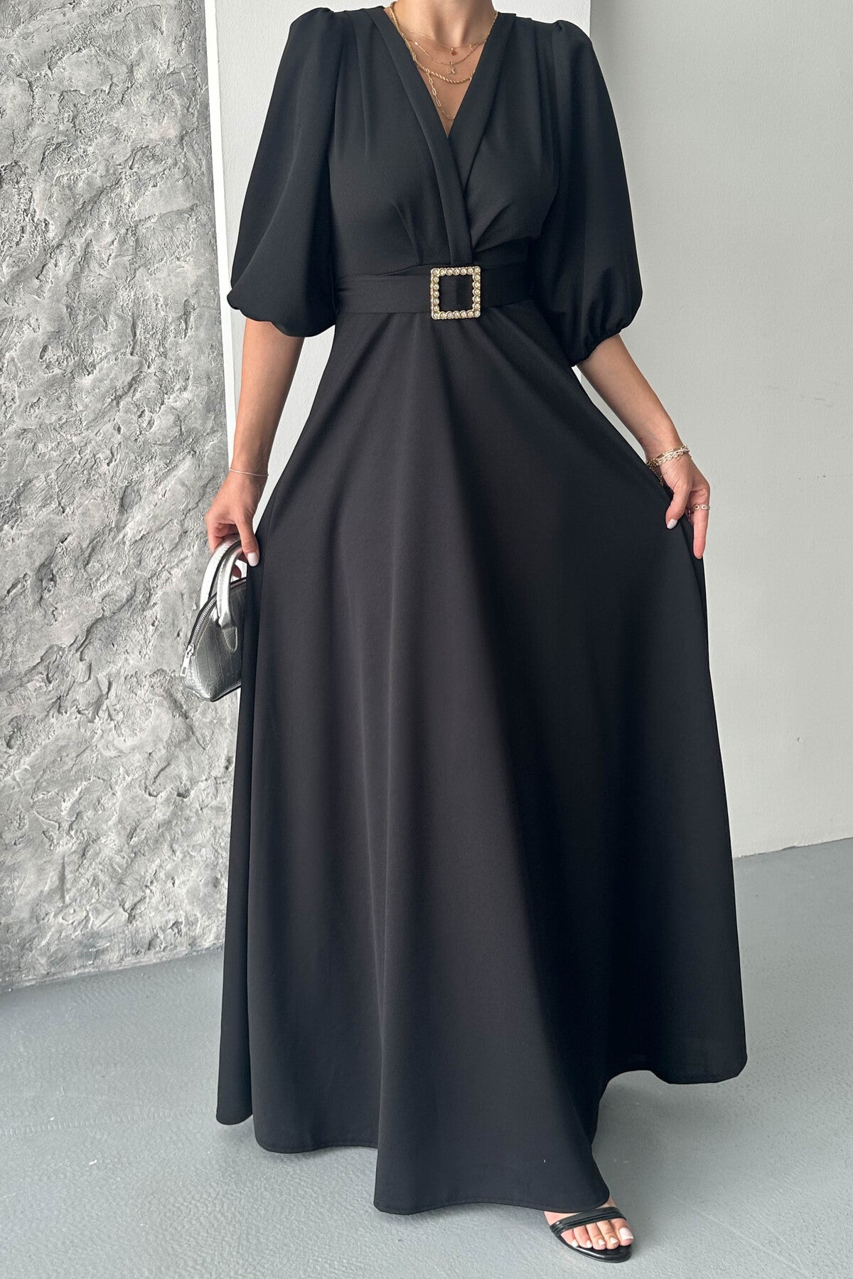 Maxikleid mit V-Ausschnitt und Gürteldetails