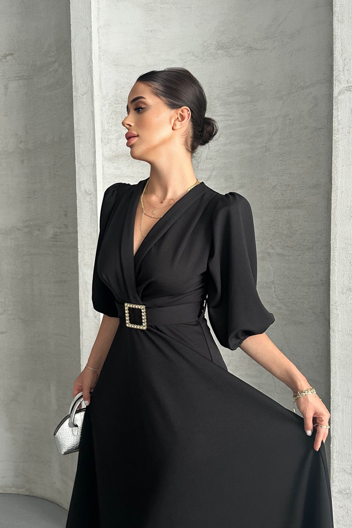 Maxikleid mit V-Ausschnitt und Gürteldetails