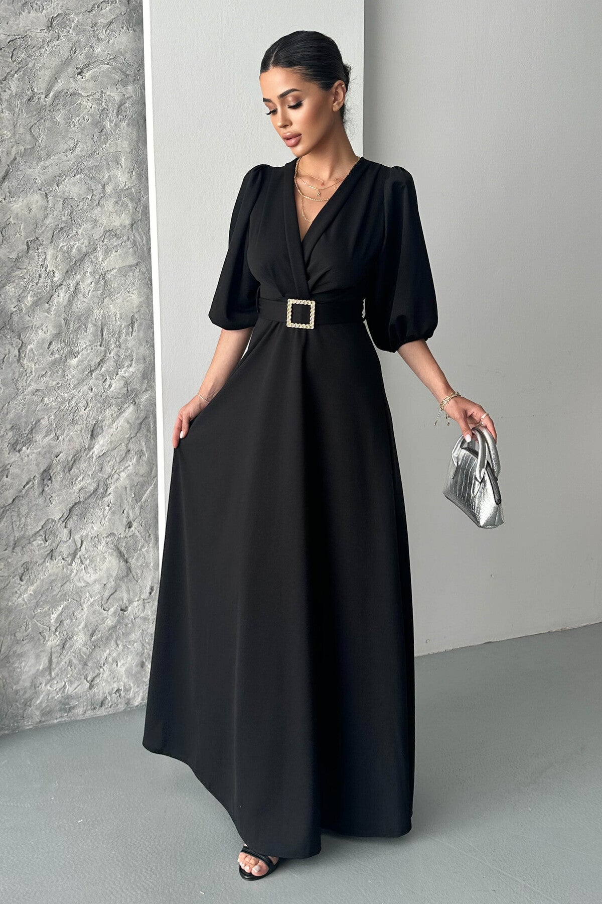 Maxikleid mit V-Ausschnitt und Gürteldetails