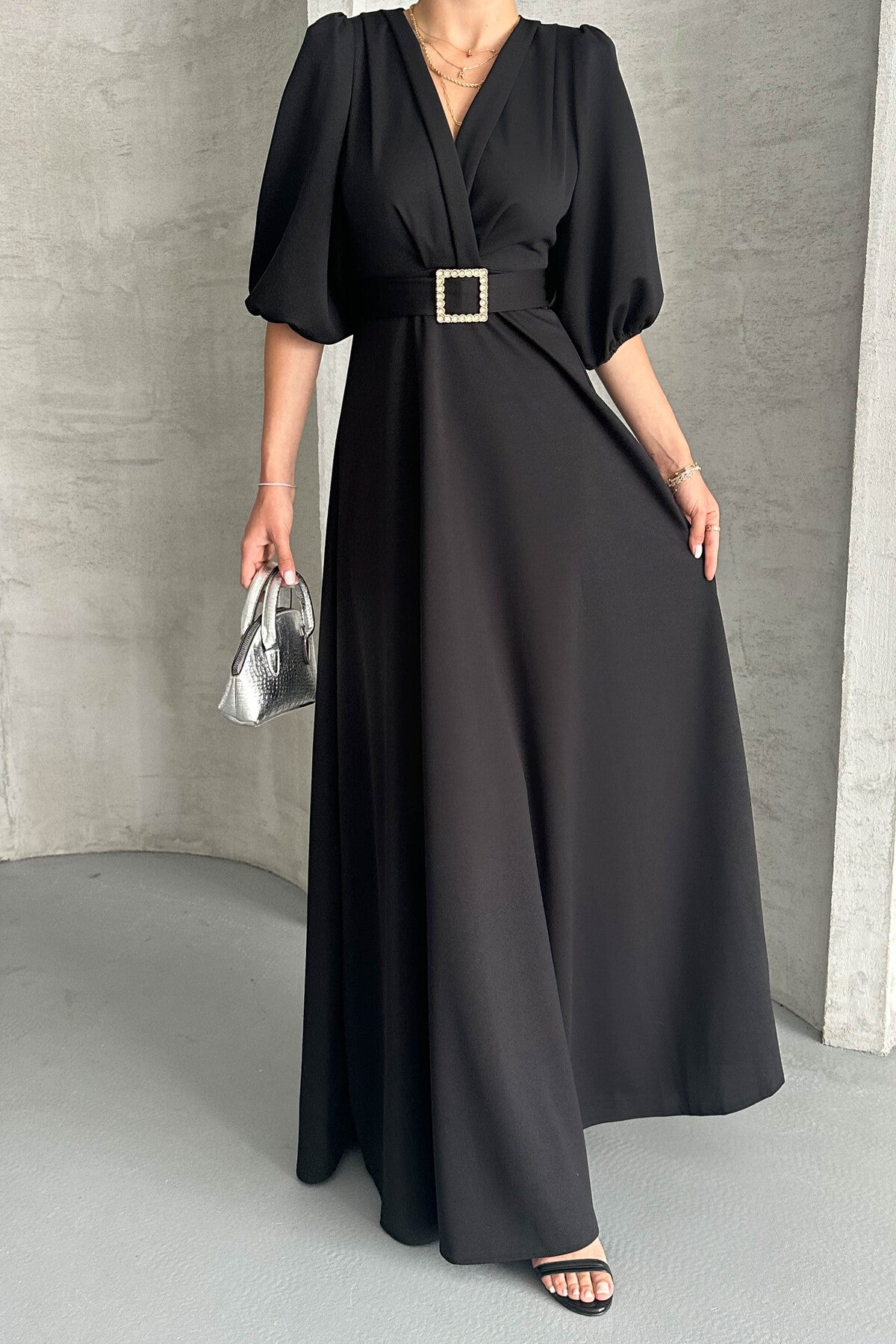Maxikleid mit V-Ausschnitt und Gürteldetails