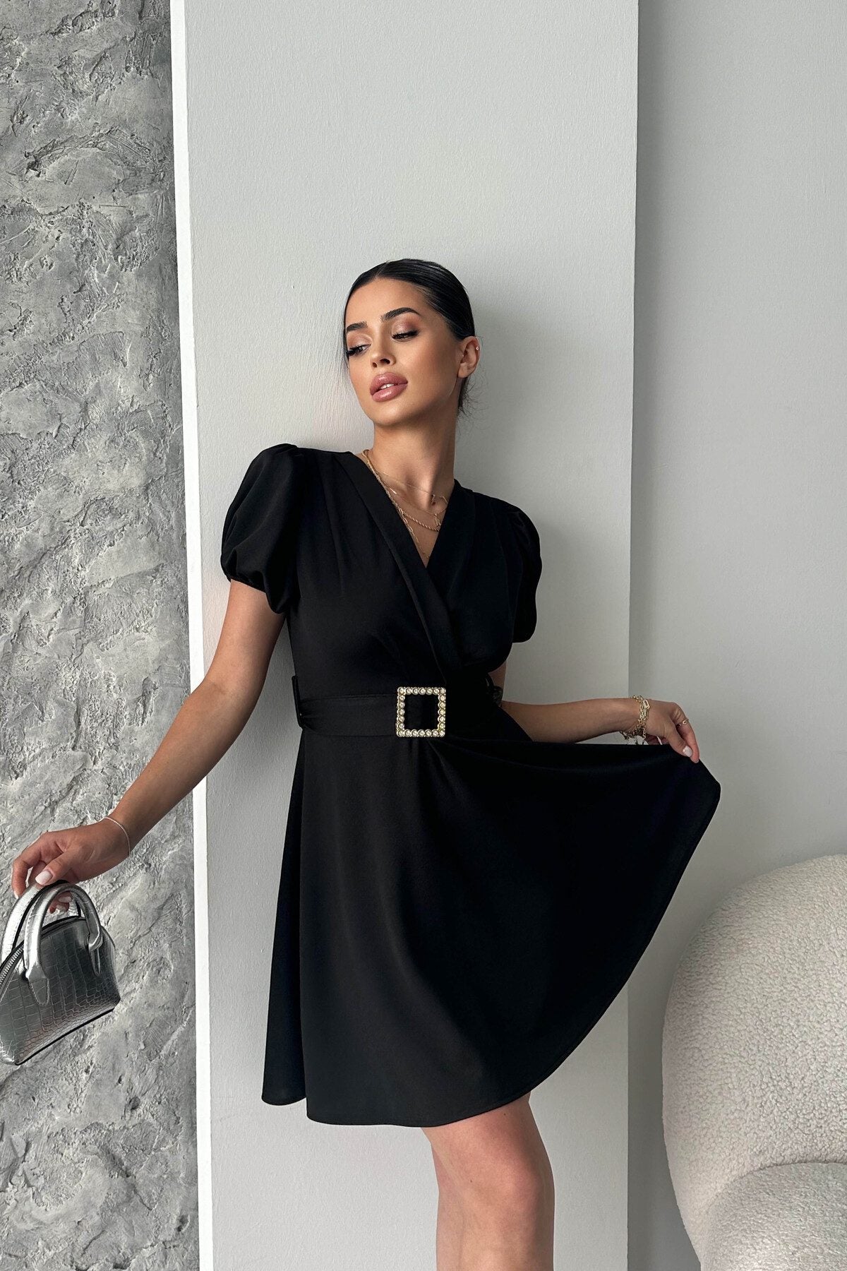 Minikleid mit V-Ausschnitt und Ballonärmeln