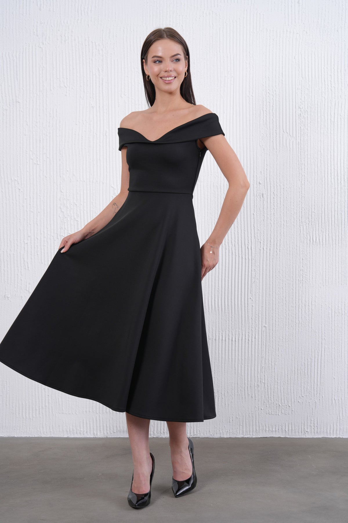 Trägerloses ausgestelltes Midi-Kleid