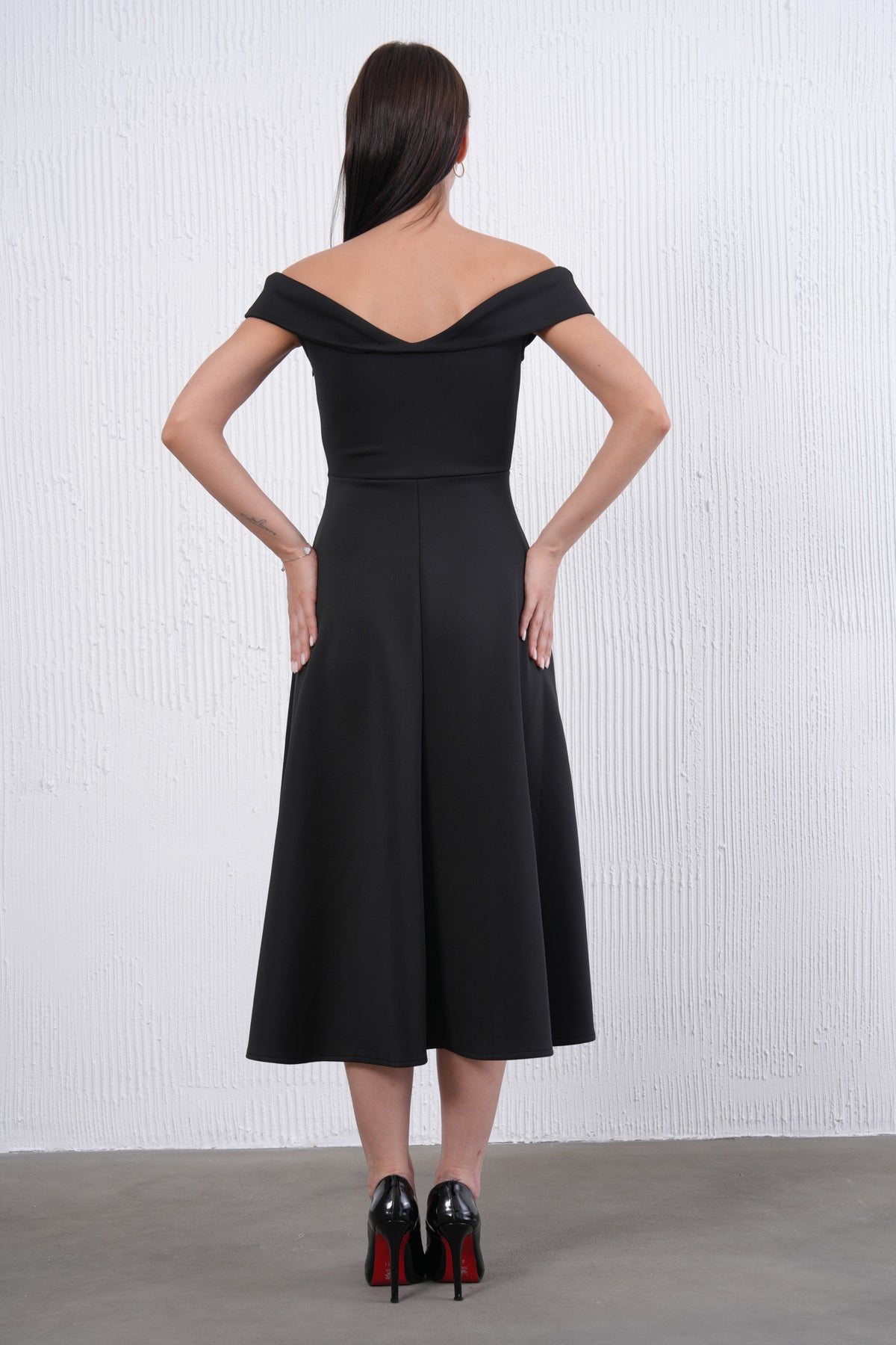 Trägerloses ausgestelltes Midi-Kleid
