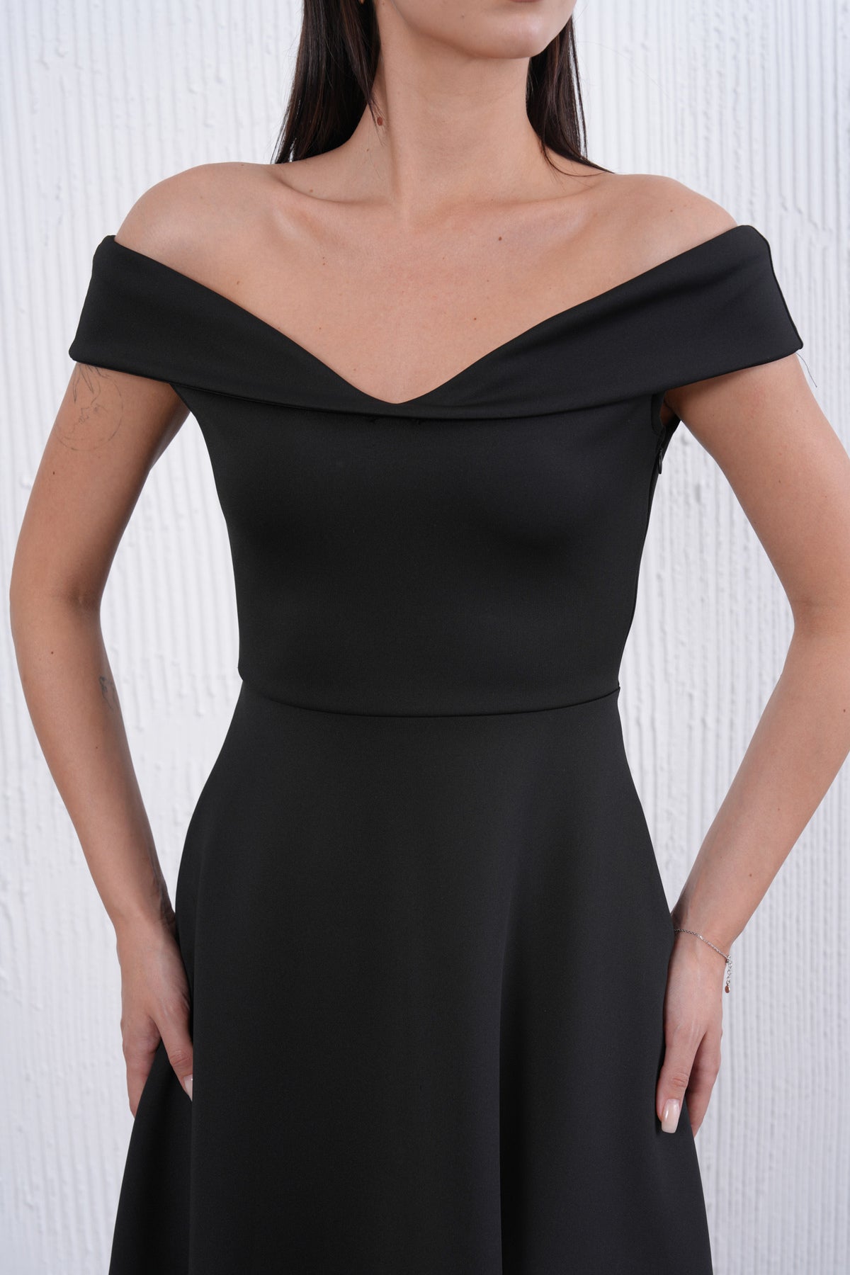 Trägerloses ausgestelltes Midi-Kleid