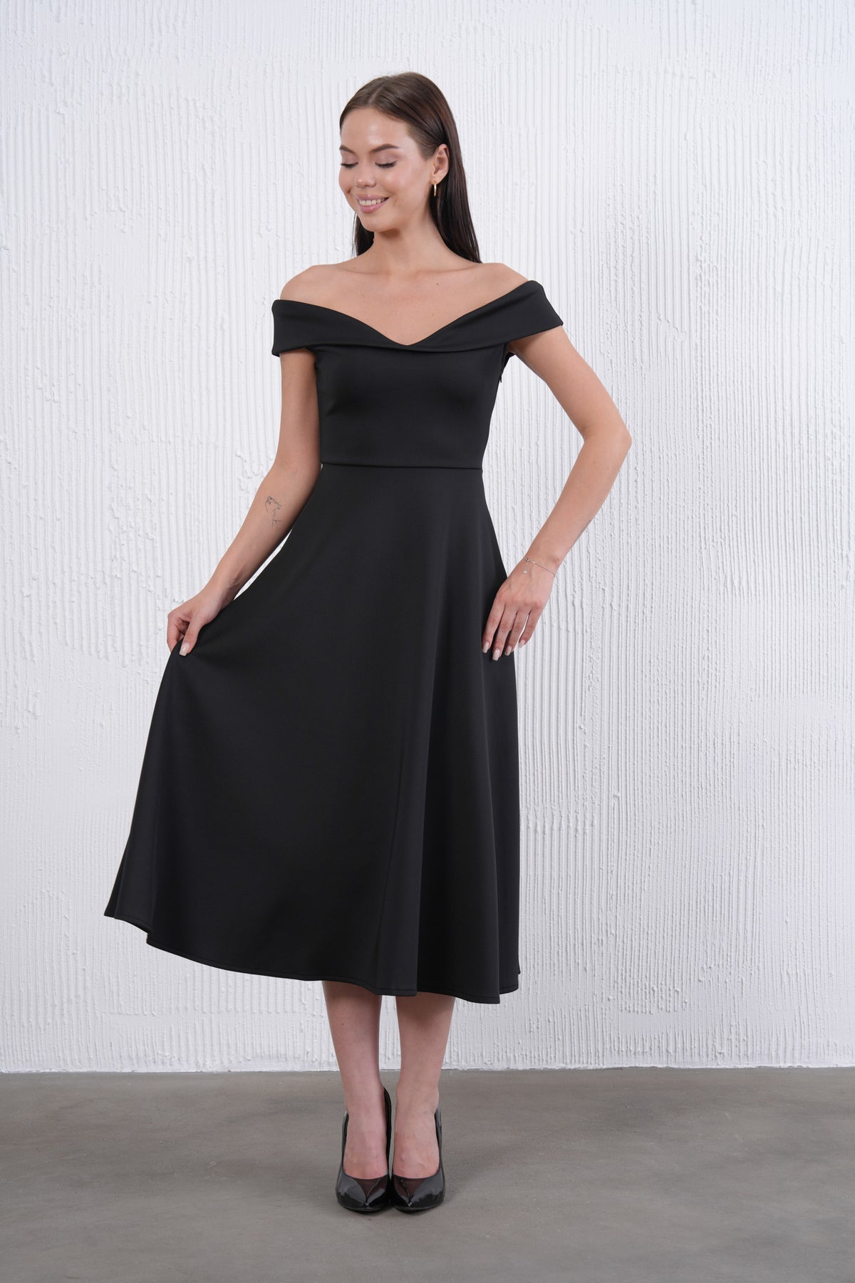 Trägerloses ausgestelltes Midi-Kleid