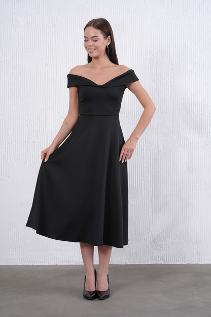 Trägerloses ausgestelltes Midi-Kleid
