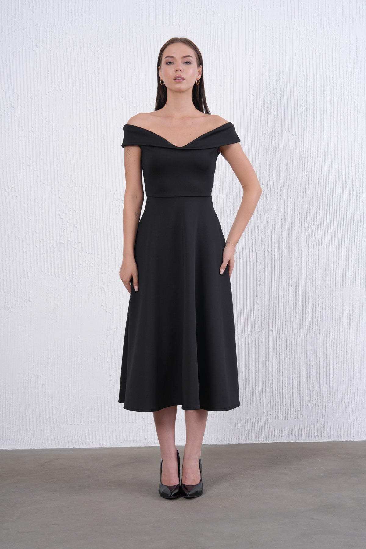 Trägerloses ausgestelltes Midi-Kleid