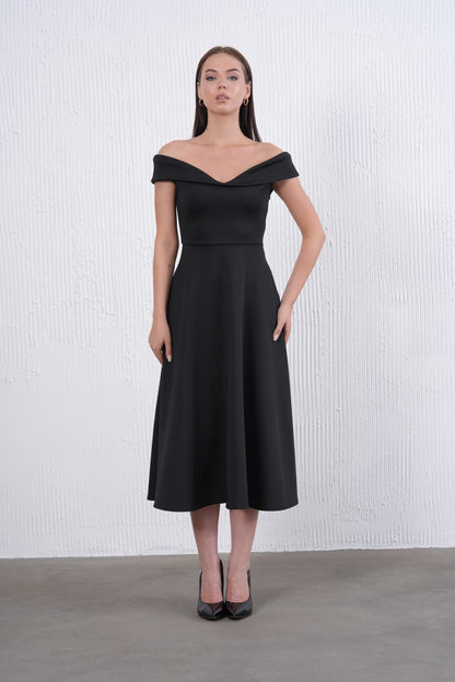 Trägerloses ausgestelltes Midi-Kleid
