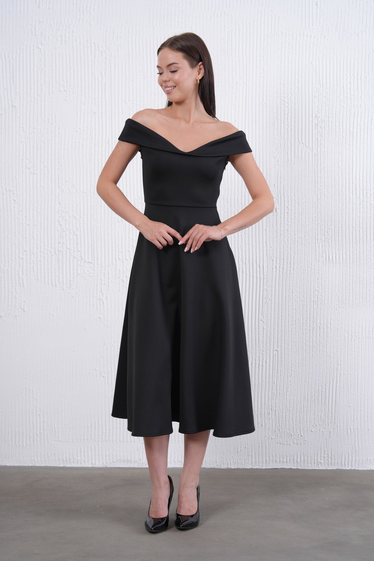 Trägerloses ausgestelltes Midi-Kleid