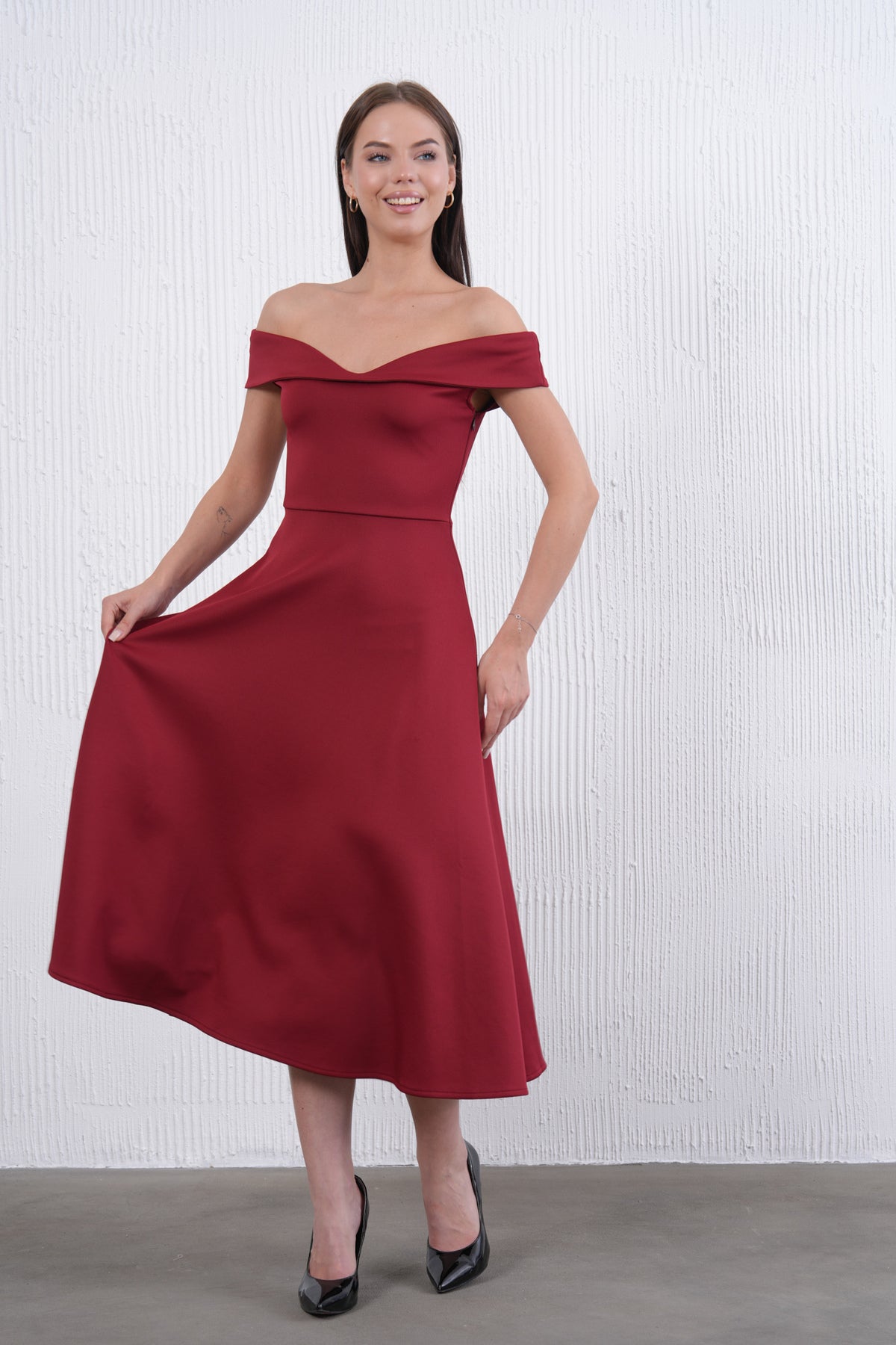 Trägerloses ausgestelltes Midi-Kleid