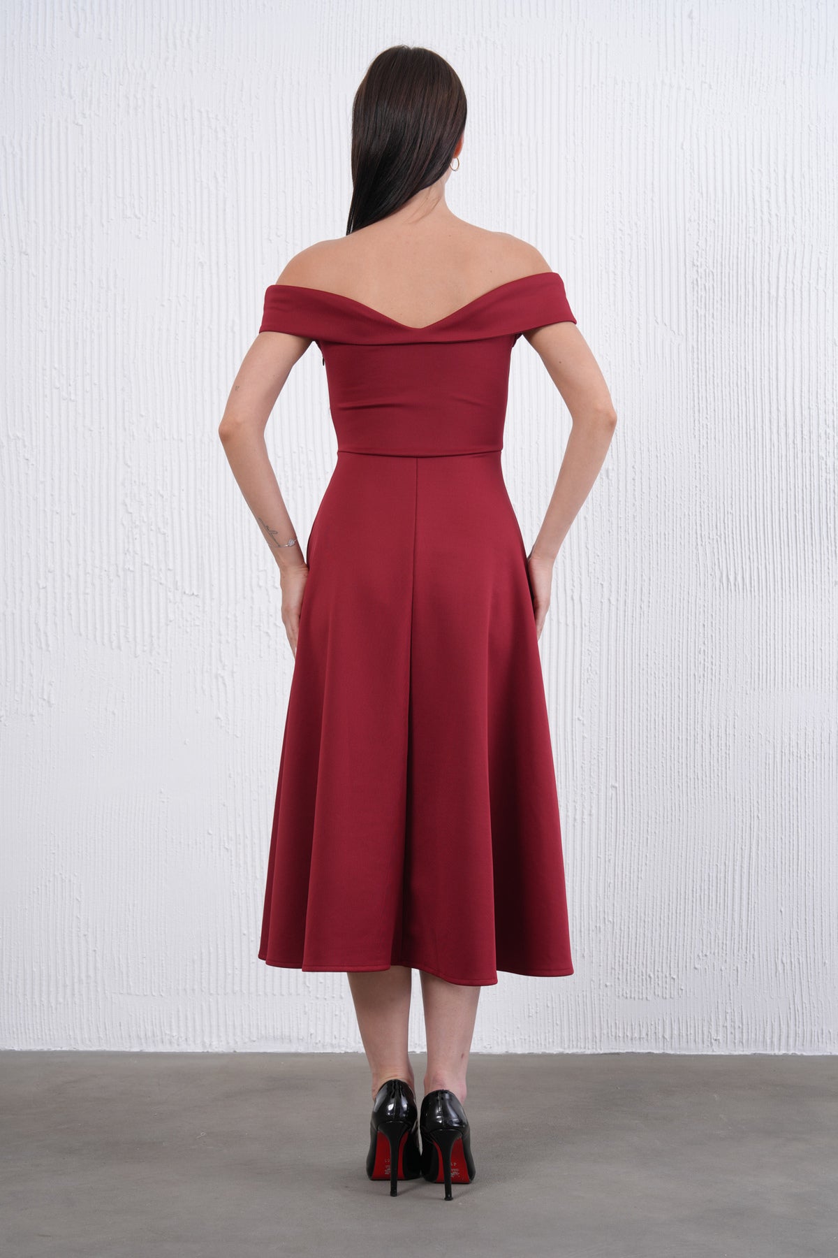 Trägerloses ausgestelltes Midi-Kleid