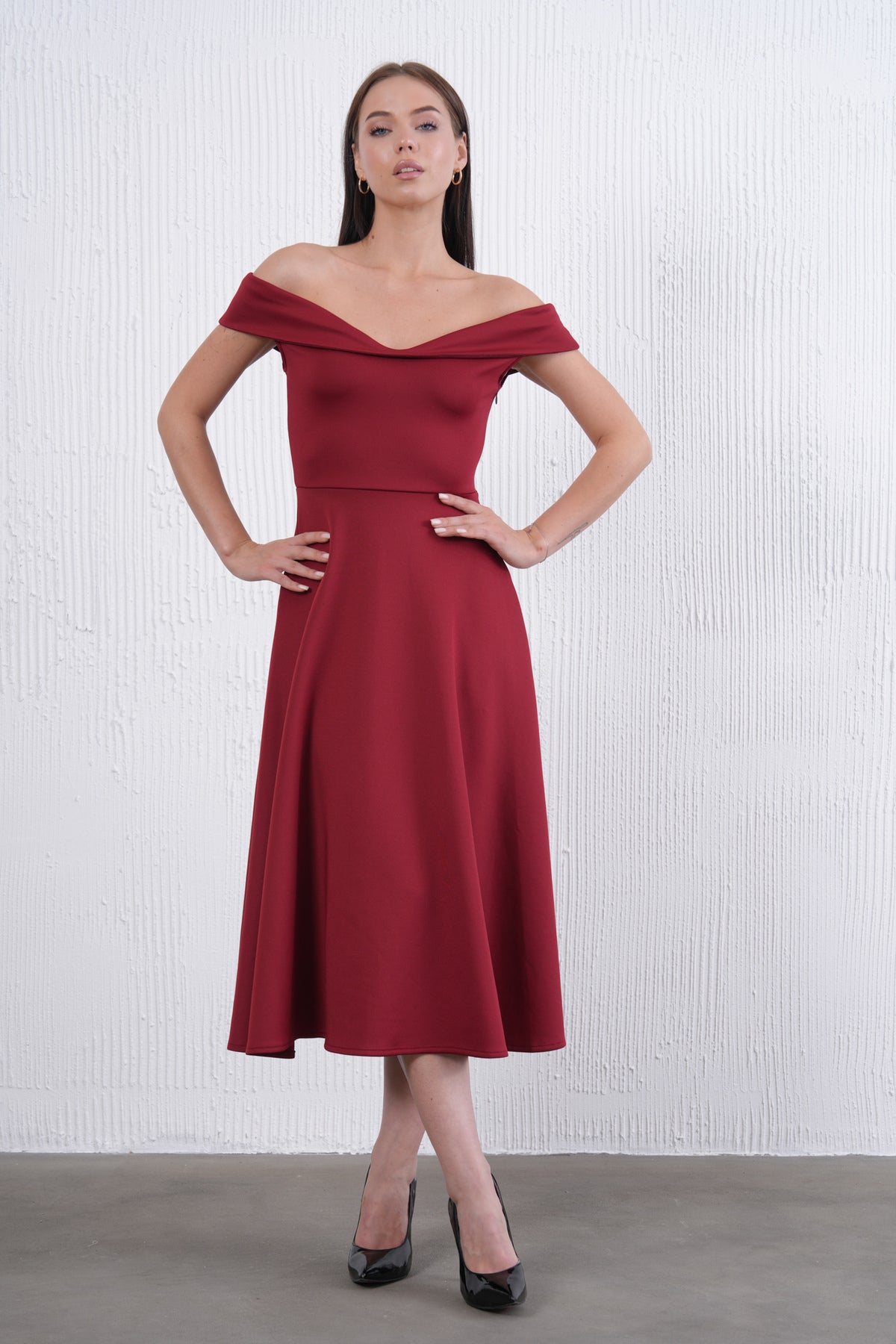 Trägerloses ausgestelltes Midi-Kleid