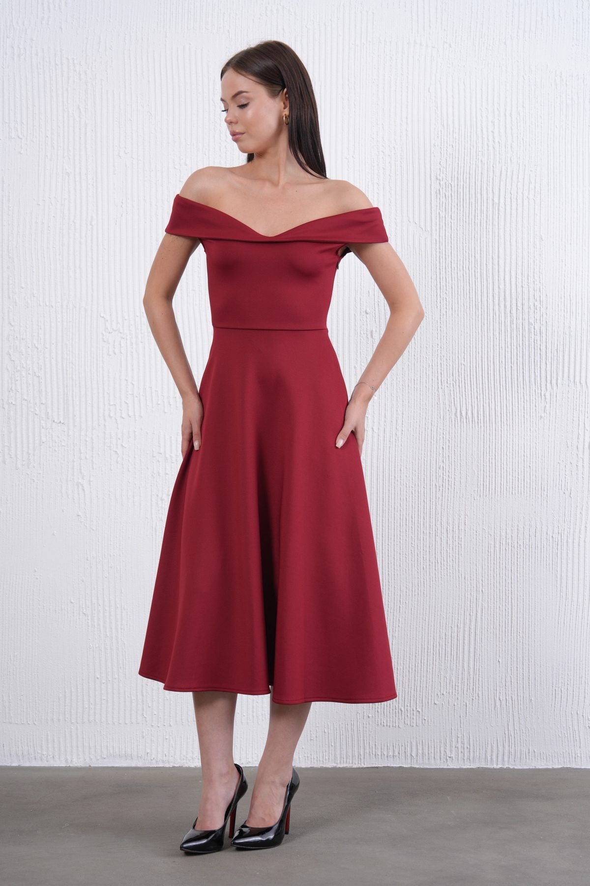 Trägerloses ausgestelltes Midi-Kleid