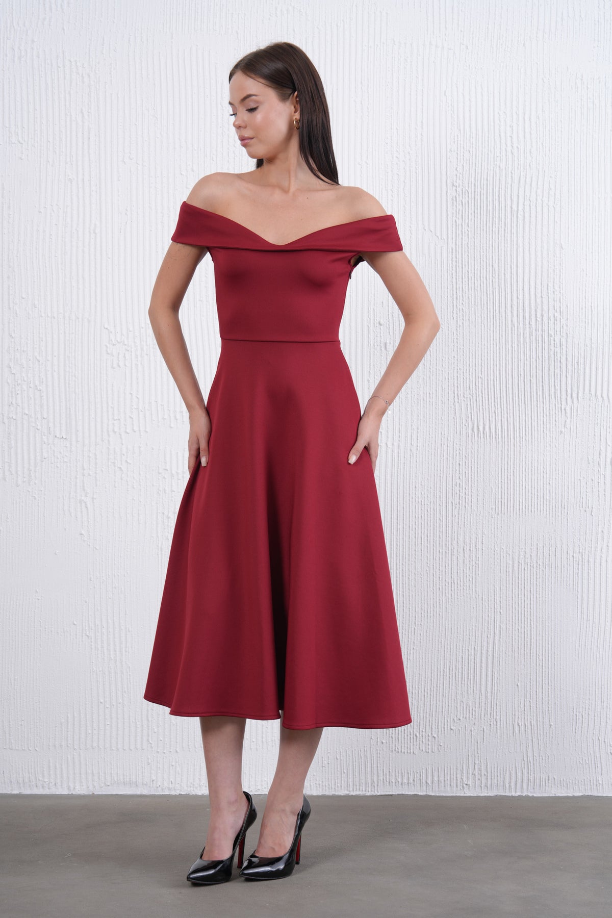 Trägerloses ausgestelltes Midi-Kleid