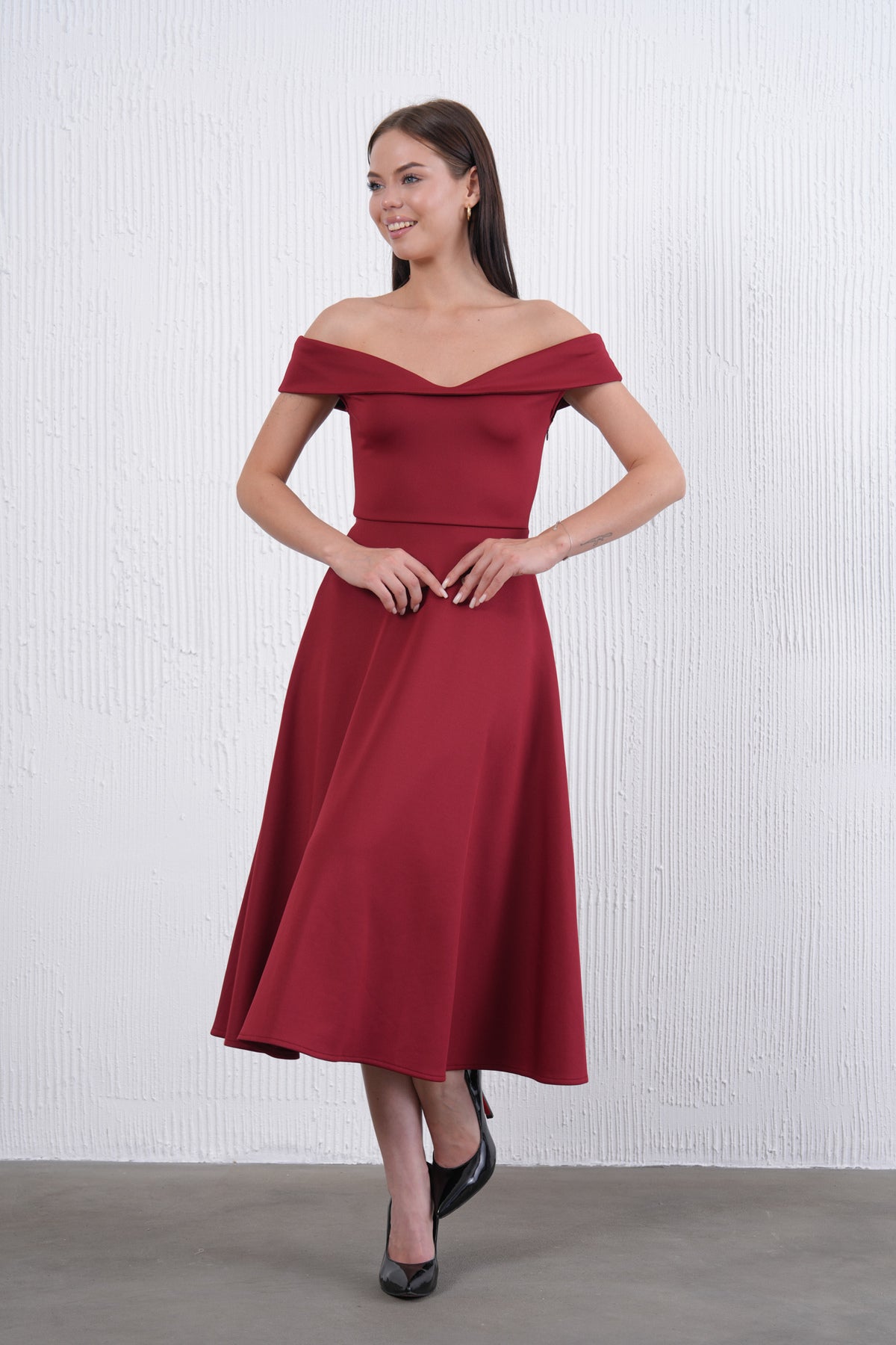 Trägerloses ausgestelltes Midi-Kleid