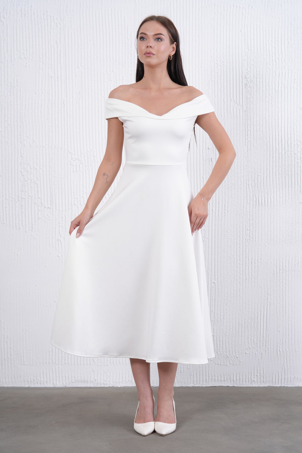 Trägerloses ausgestelltes Midi-Kleid