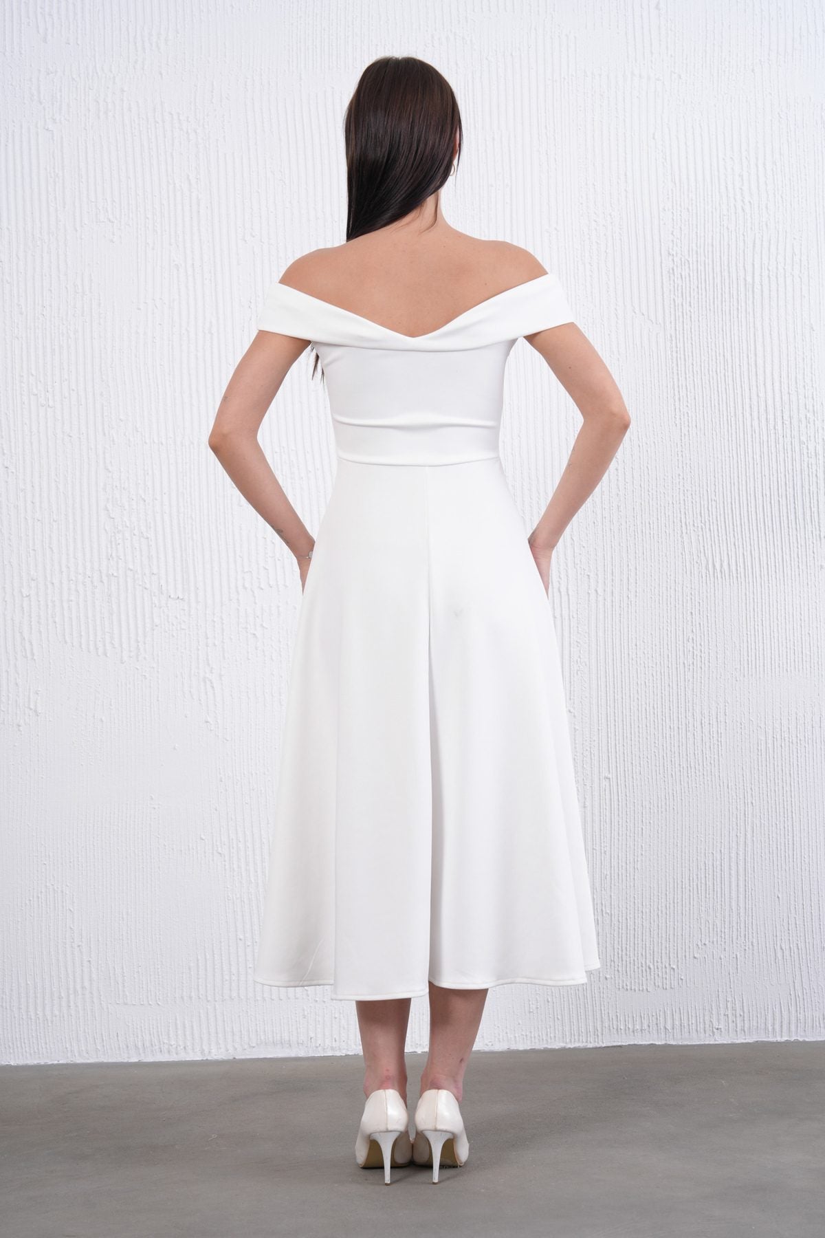 Trägerloses ausgestelltes Midi-Kleid