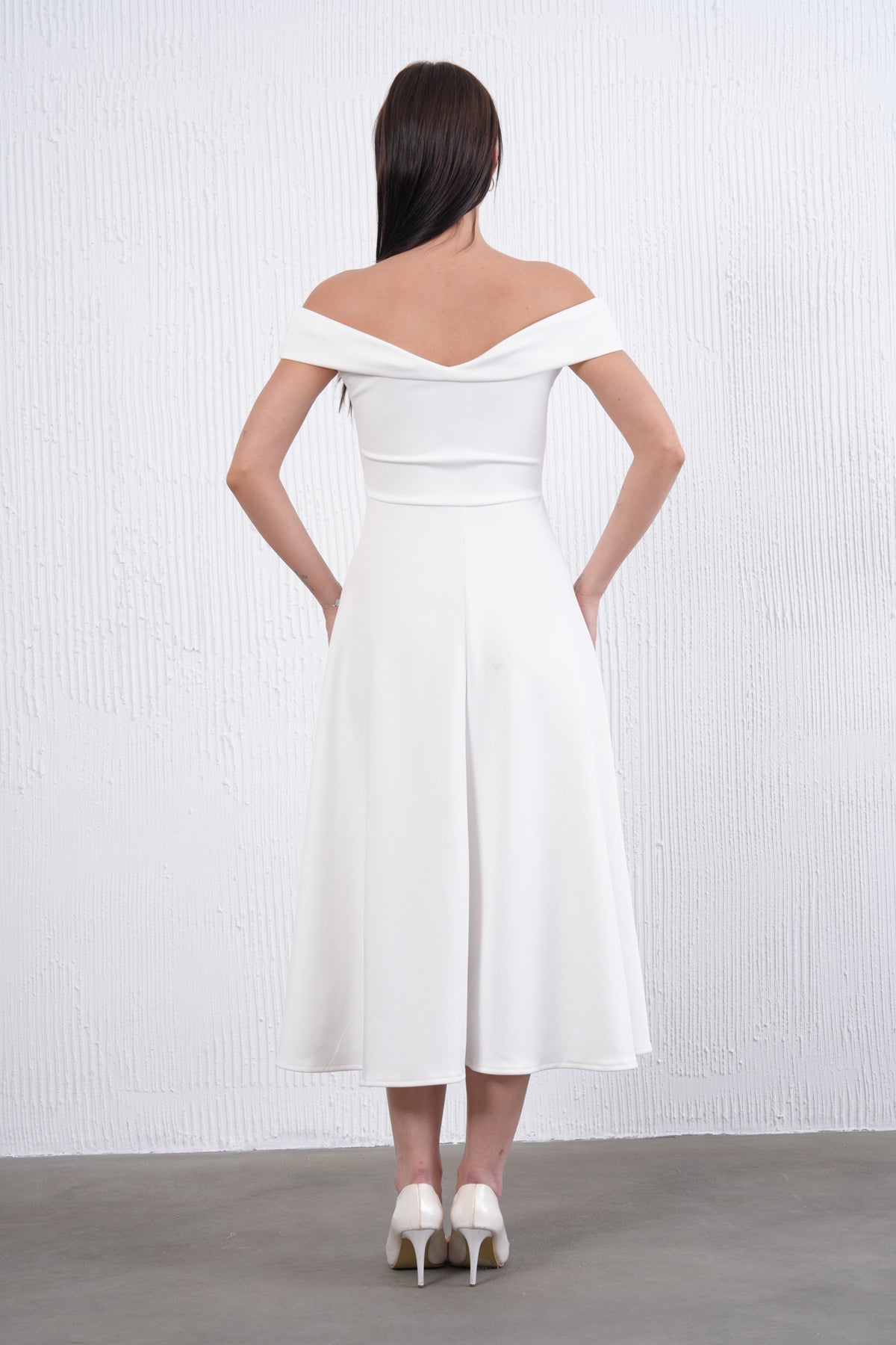 Trägerloses ausgestelltes Midi-Kleid