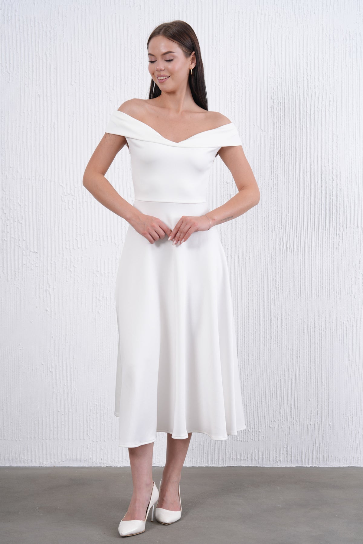 Trägerloses ausgestelltes Midi-Kleid