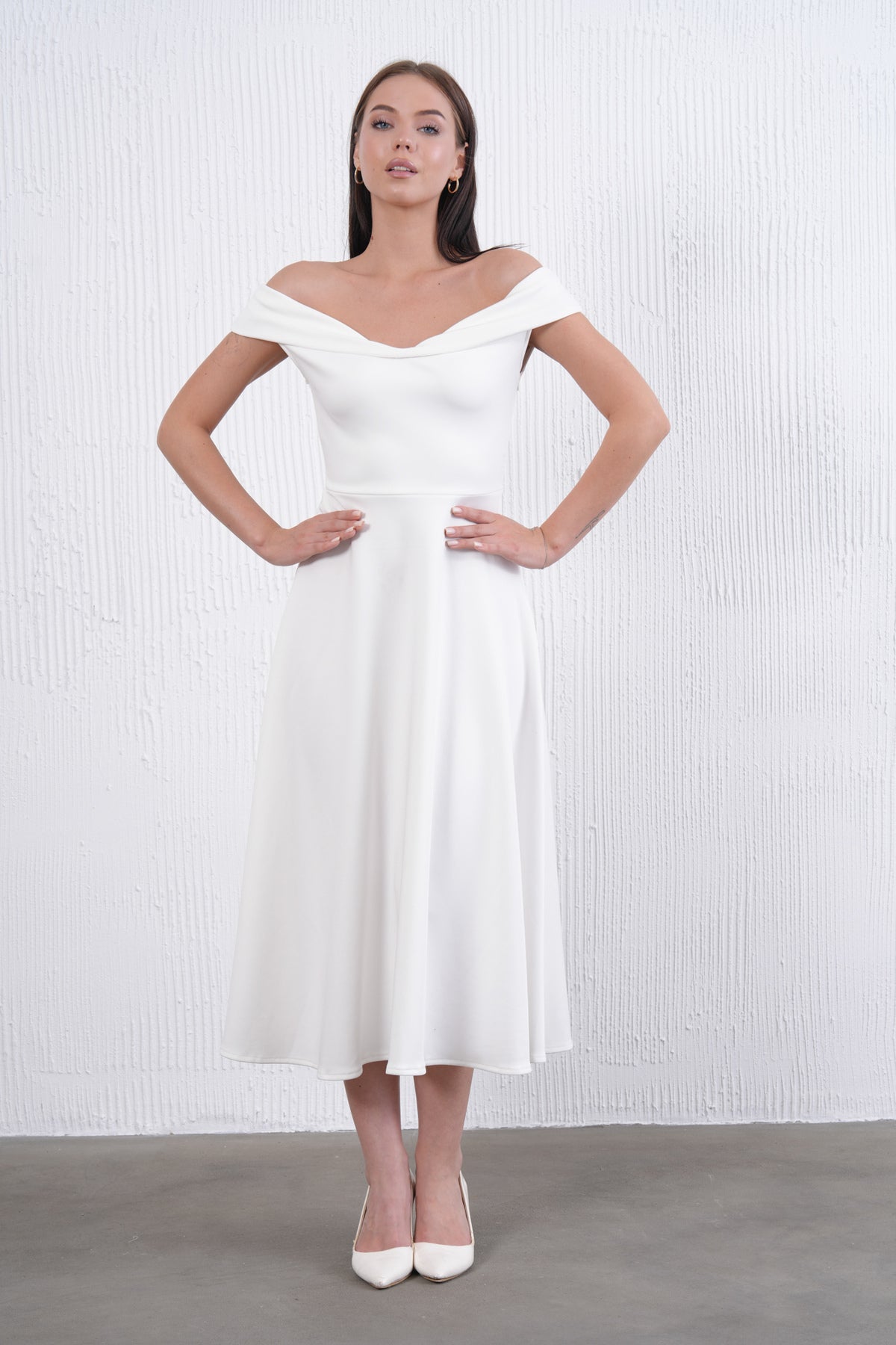 Trägerloses ausgestelltes Midi-Kleid