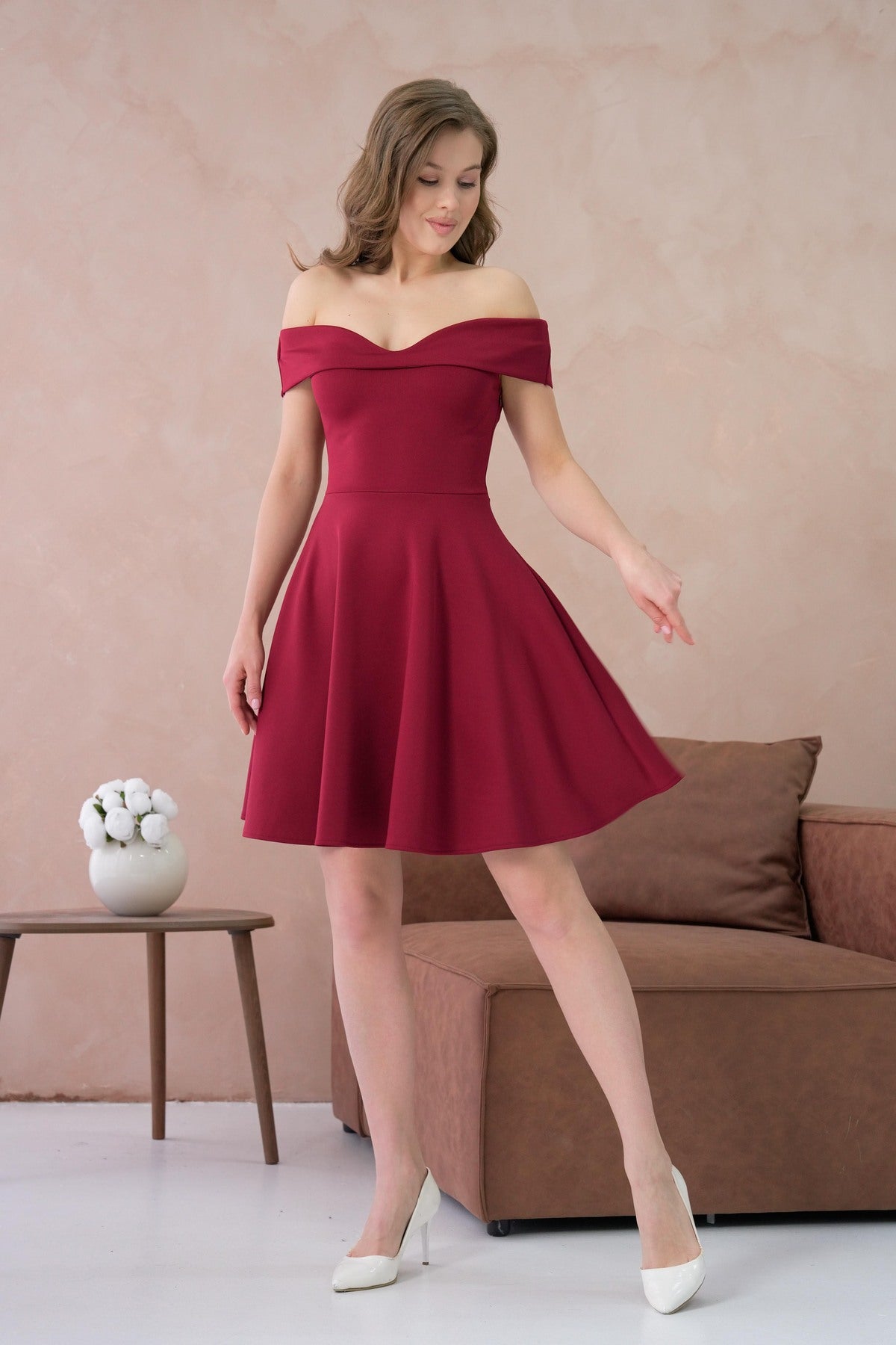Trägerloses Minikleid mit Ausschnitt