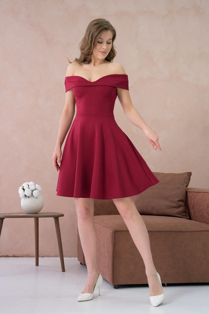 Trägerloses Minikleid mit Ausschnitt