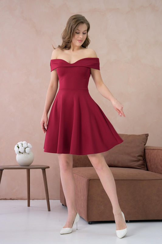 Trägerloses Minikleid mit Ausschnitt