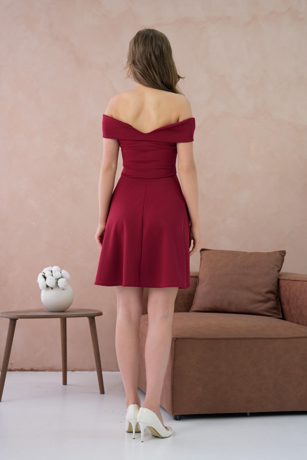 Trägerloses Minikleid mit Ausschnitt