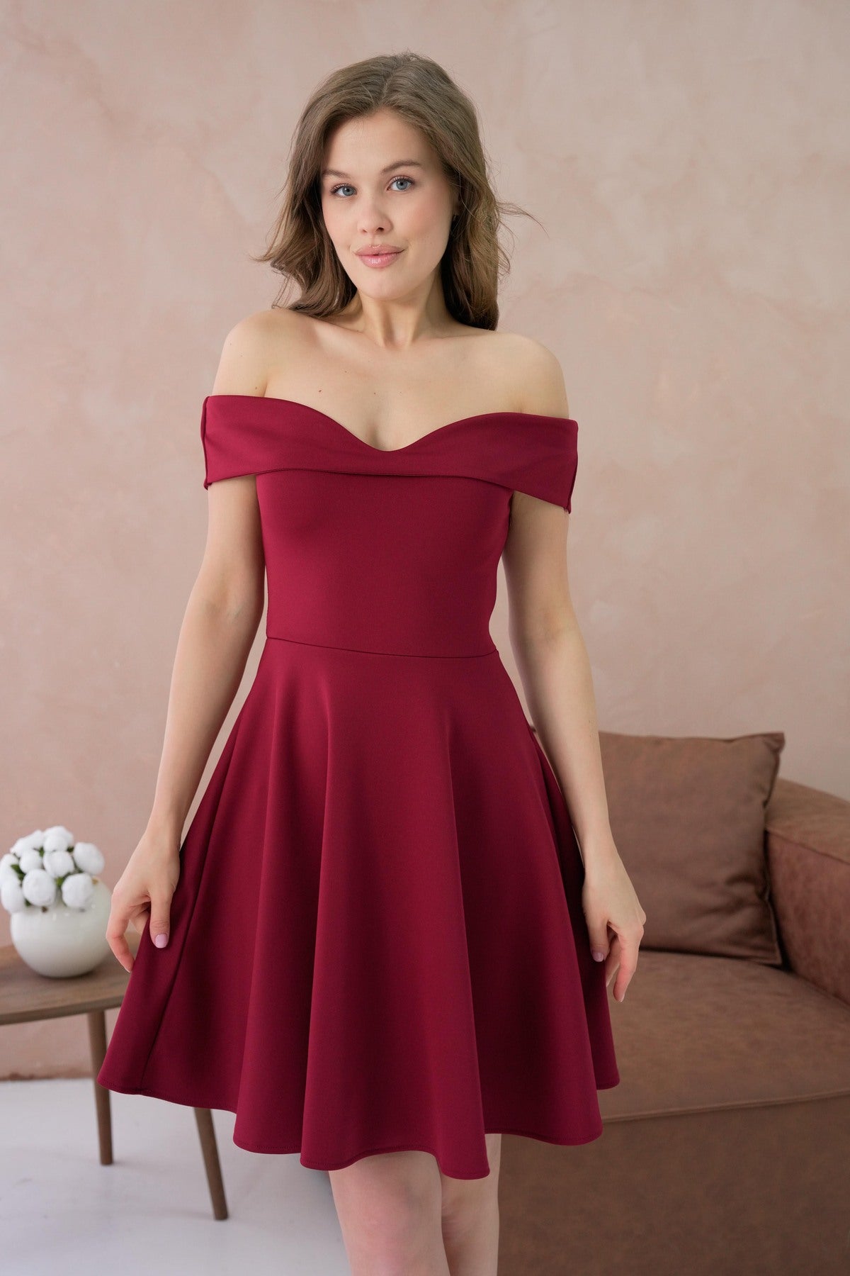 Trägerloses Minikleid mit Ausschnitt