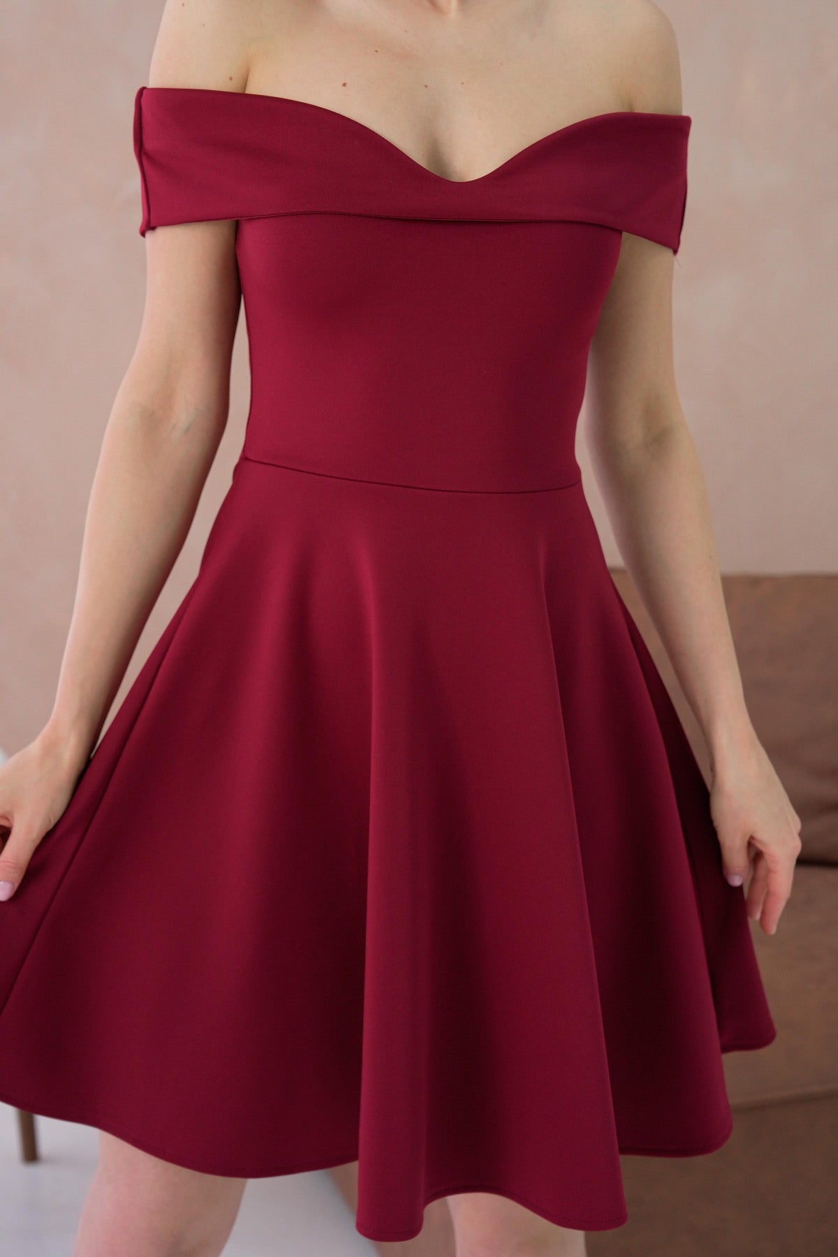 Trägerloses Minikleid mit Ausschnitt