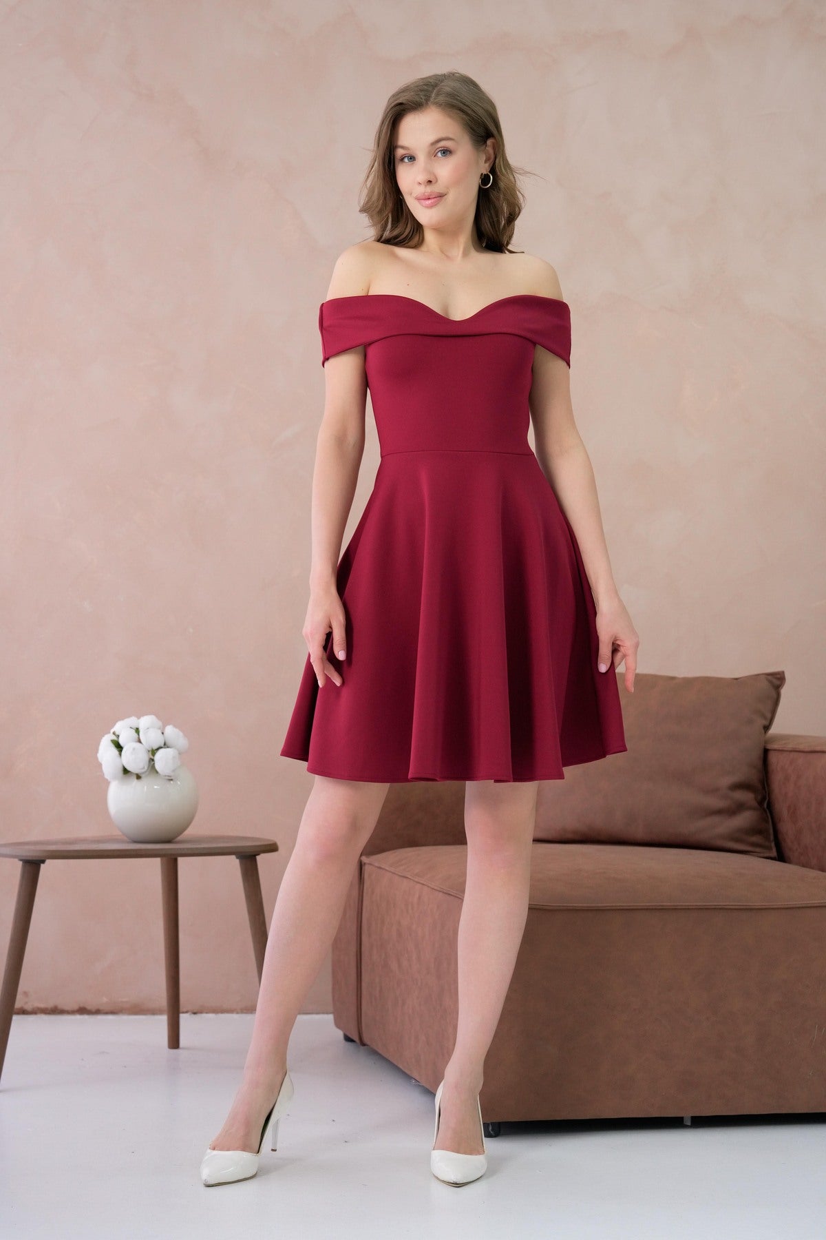 Trägerloses Minikleid mit Ausschnitt
