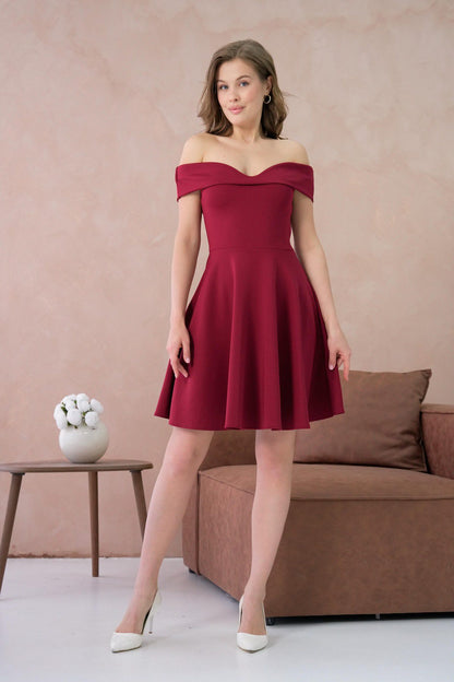 Trägerloses Minikleid mit Ausschnitt