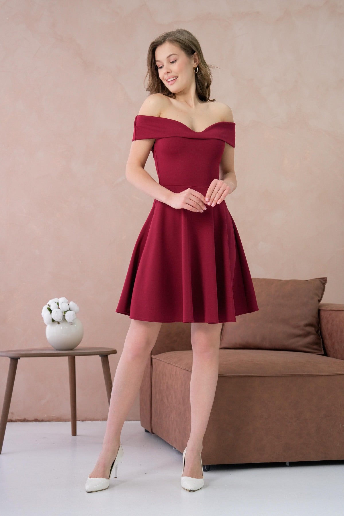 Trägerloses Minikleid mit Ausschnitt