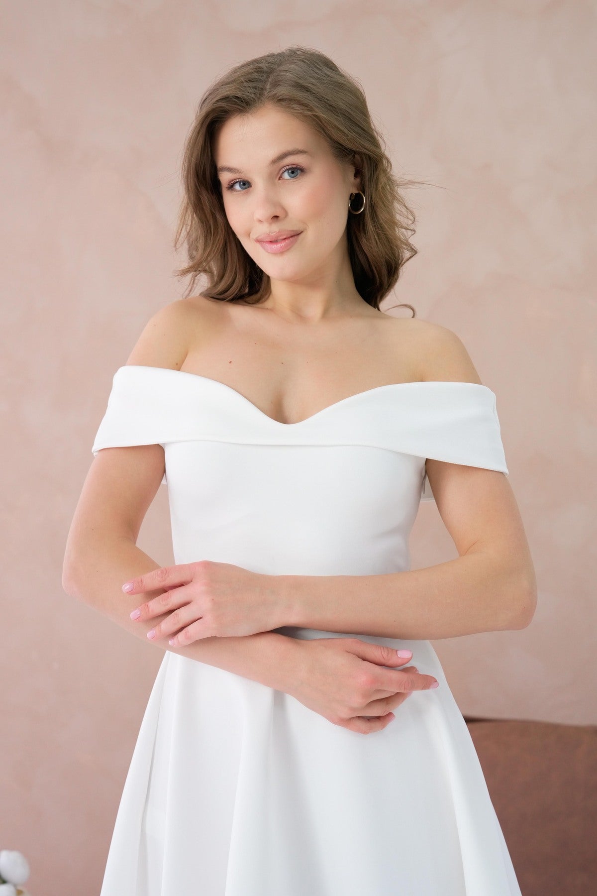 Trägerloses Minikleid mit Ausschnitt