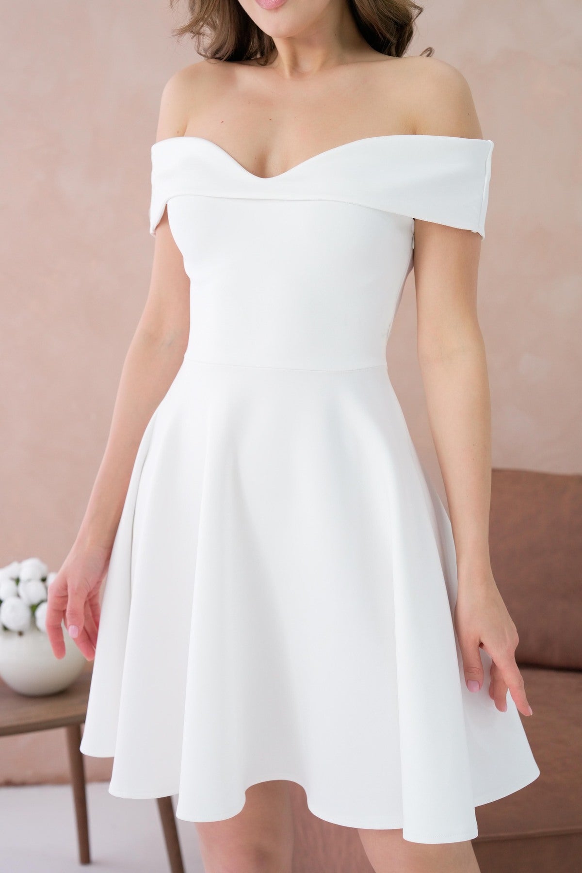 Trägerloses Minikleid mit Ausschnitt