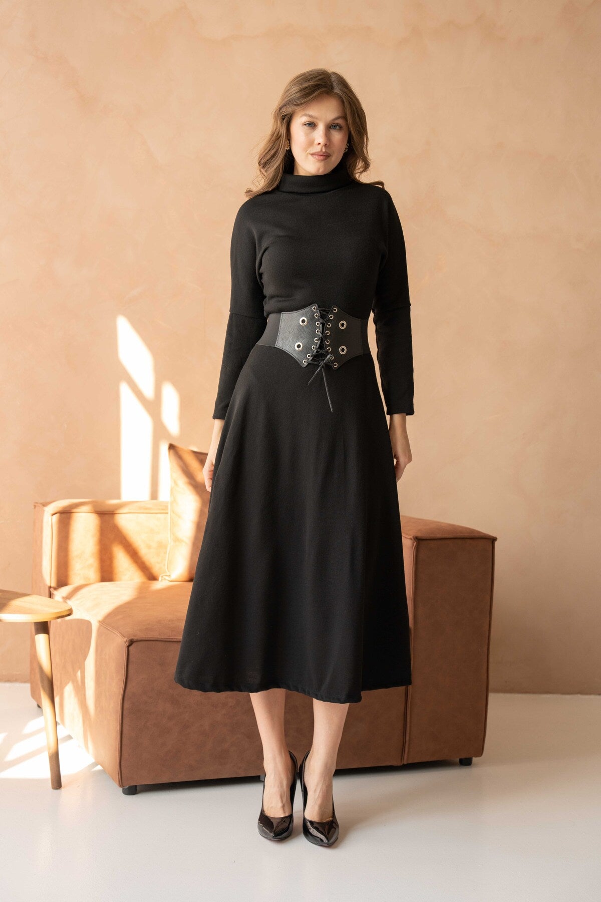 Midikleid mit hohem Kragen, langen Ärmeln und Gürteldetails
