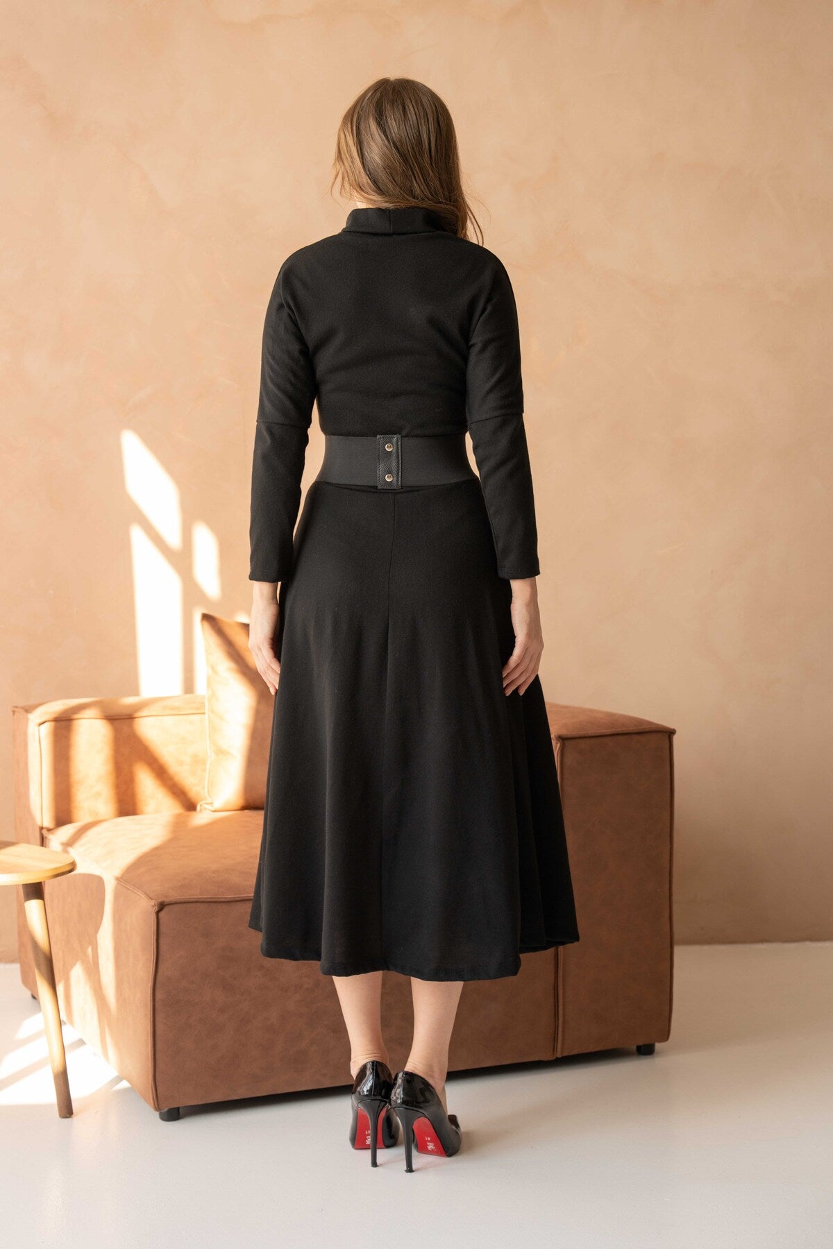 Midikleid mit hohem Kragen, langen Ärmeln und Gürteldetails