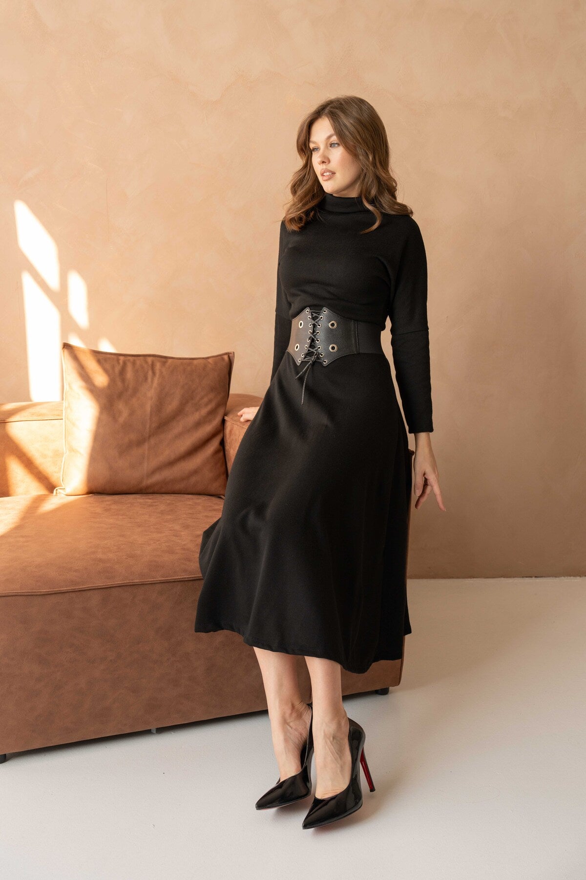 Midikleid mit hohem Kragen, langen Ärmeln und Gürteldetails