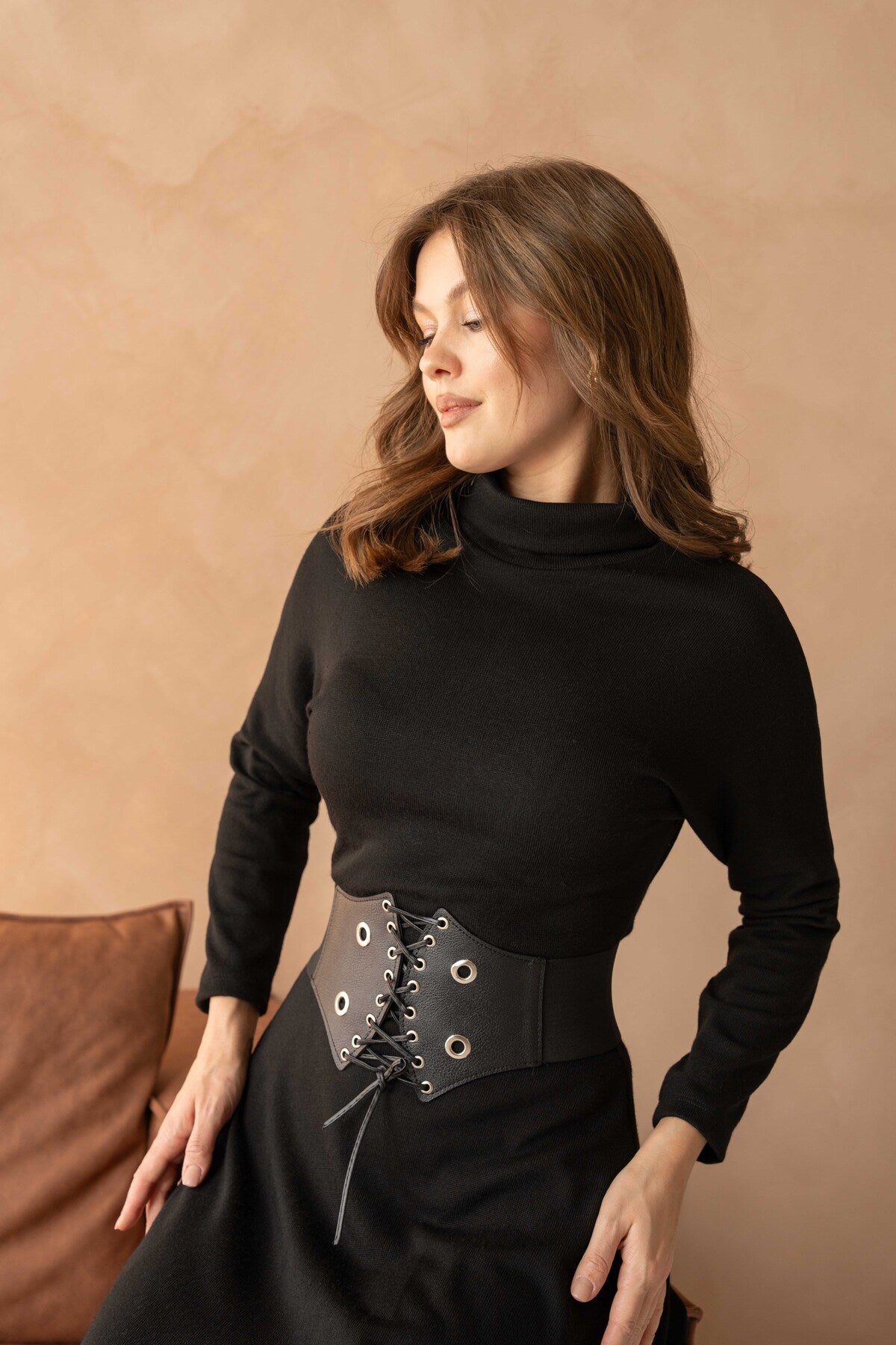 Midikleid mit hohem Kragen, langen Ärmeln und Gürteldetails