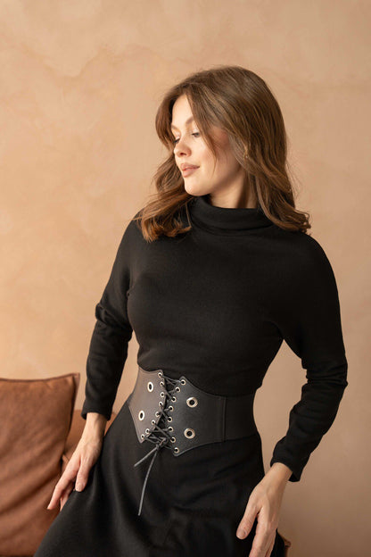 Midikleid mit hohem Kragen, langen Ärmeln und Gürteldetails