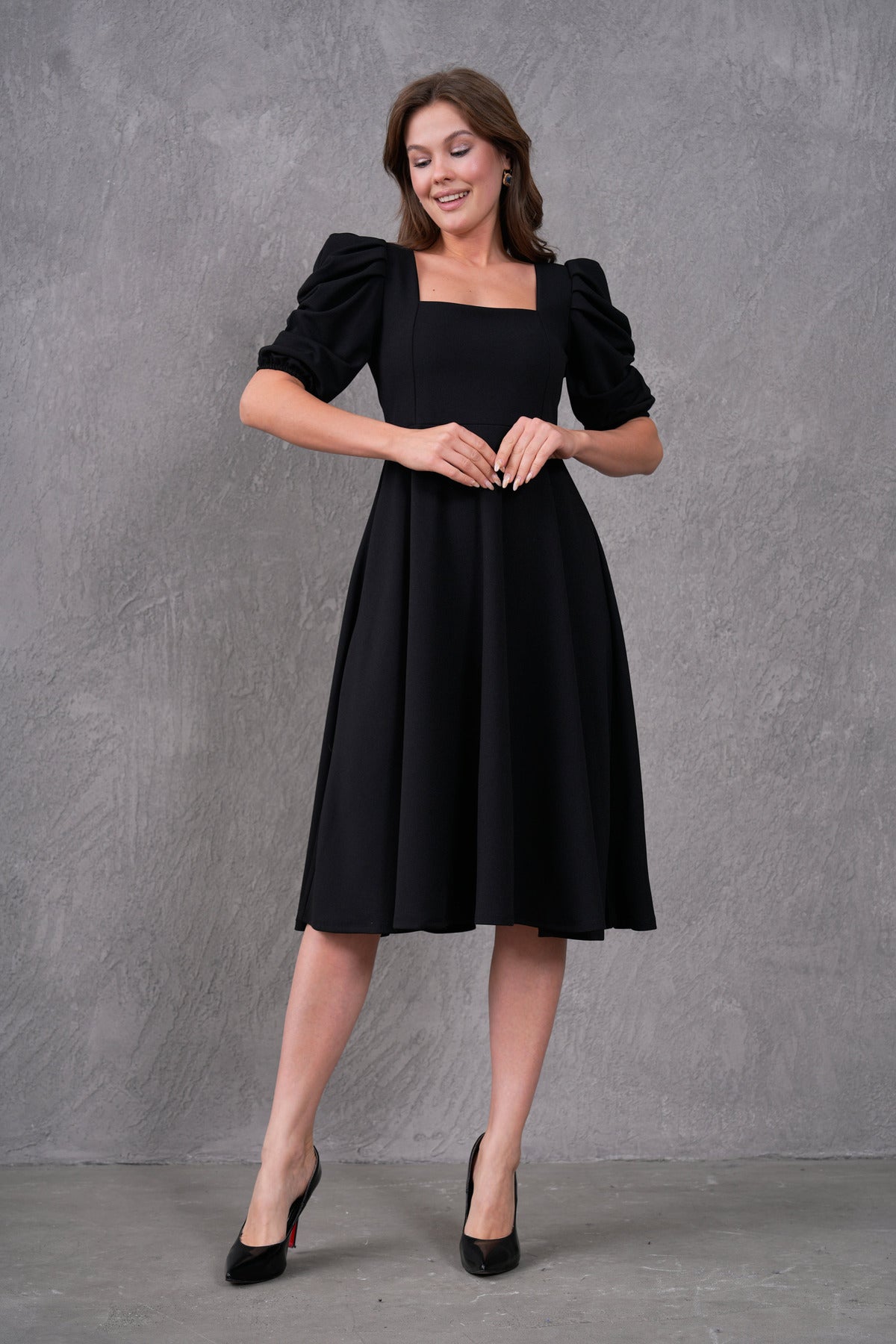 Midikleid mit eckigem Ausschnitt und kurzen Ärmeln