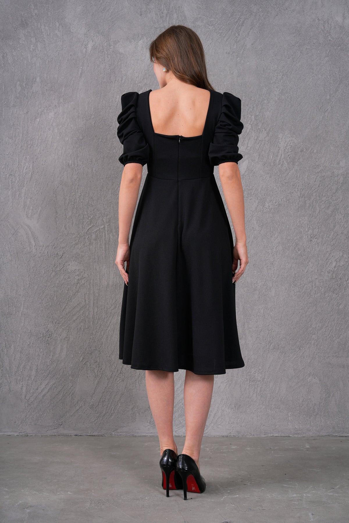Midikleid mit eckigem Ausschnitt und kurzen Ärmeln