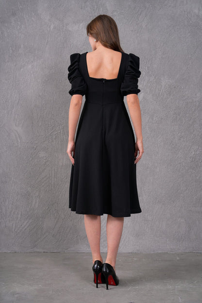 Midikleid mit eckigem Ausschnitt und kurzen Ärmeln