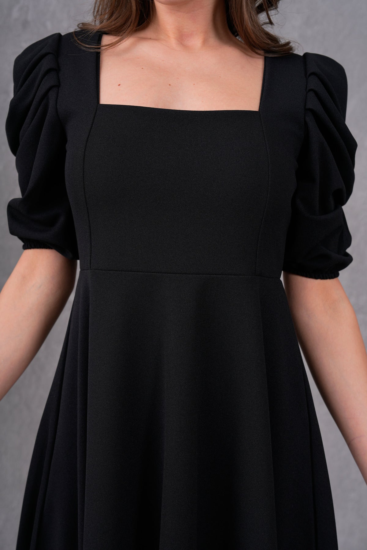 Midikleid mit eckigem Ausschnitt und kurzen Ärmeln